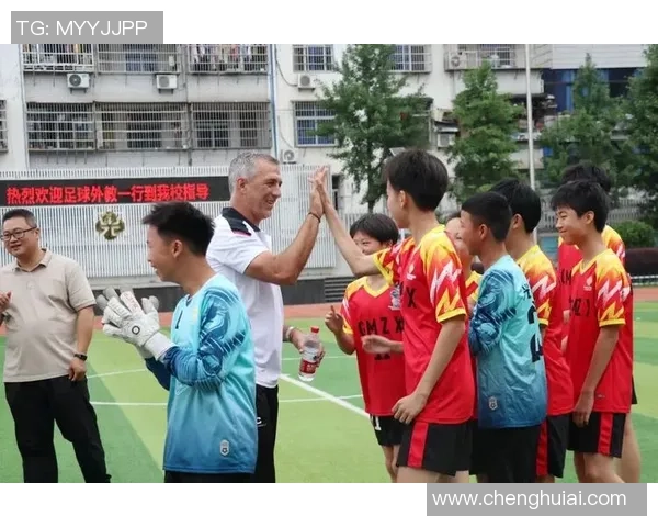 足球明星亲临校园与孩子们互动传递足球梦想与热情 足球明星亲临校园与孩子们互动传递足球梦想与热情